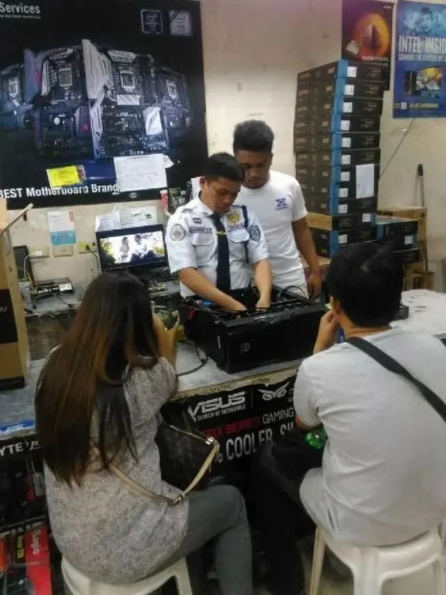 6 Potret Aksi Kocak Satpam saat Bertugas Ini Bikin Ketawa