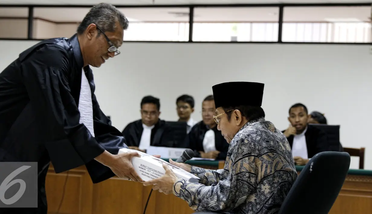 Penuntut Umum KPK memberikan surat tuntutan kepada Waryono Karno usai tuntutan sidang lanjutan Tipikor, Jakarta, Rabu (26/8/2015). Waryono dituntut 9 tahun penjara dan denda sebesar Rp200 juta subsidair 6 bulan kurungan. (Liputan6.com/Yoppy Renato)