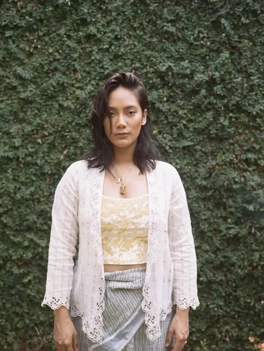 Dengan kebaya, ia tampak menyulapnya menjadi baju kasual penuh makna.  [Foto: Instagram/ Tara Basro]