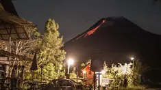 Lava pijar mengalir dari kawah Gunung Merapi di Yogyakarta, Sabtu (23/1/2021). Balai Penyelidikan dan Pengembangan Teknologi Kebencanaan Geologi (BPPTKG) menyebutkan Gunung Merapi mengeluarkan 17 kali guguran lava pijar dengan jarak luncur 300-500 meter pada Sabtu (23/1) pagi. (AFP/Agung Supriyanto)