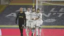 Gelandang Leeds United, Mateusz Klich (kedua kanan) berselebrasi dengan rekan-rekannya usai mencetak gol ke gawang West Ham pada pertandingan lanjutan Liga Inggris di stadion Elland Road di Leeds, Inggris, Sabtu (12/12/2020). West Ham menang tipis atas Leeds United 2-1. (Oli Scarff, Pool via AP)