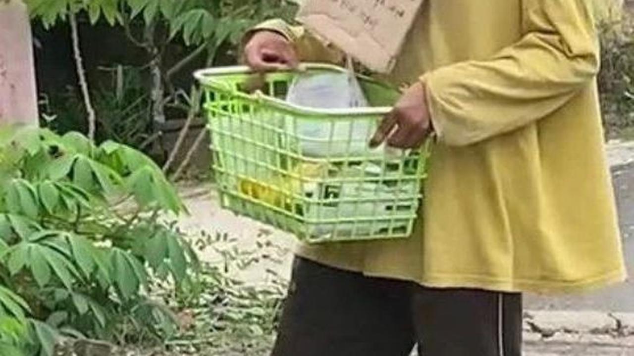 Kemauan Keras Penyandang Disabilitas ini Mencari Uang Halal Panen Pujian, Tulisan Digantung di Lehernya Bikin Sedih