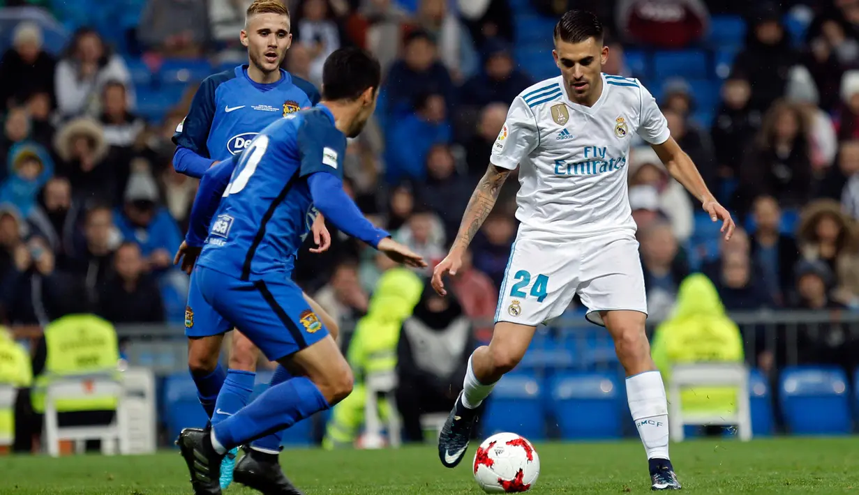 Pemain Real Madrid, Daniel Ceballos menggiring bola dengan kawalan pemain Fuenlabrada pada laga Copa del Rey 2017-2018 di Stadion Santiago Bernabeu, Selasa (28/11). Madrid lolos ke 16 besar, meski diimbang tim divisi tiga, 2-2. (AP Photo/Francisco Seco)