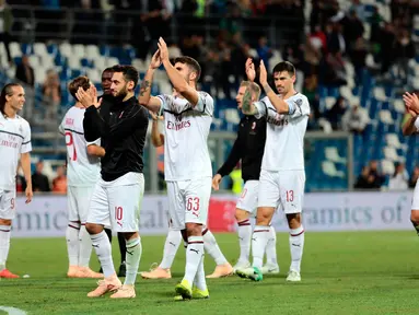 Pemain AC Milan merayakan kemenangan usai pertandingan melawan Sassuolo pada lanjutan Liga Serie A Italia di Stadion Mapei, Reggio Emilia (30/9). AC Milan menang telak 4-1 atas Sassuolo berkat gol Kessie, Suso dan Castillejo.  (AP Photo/Serena Campanini)