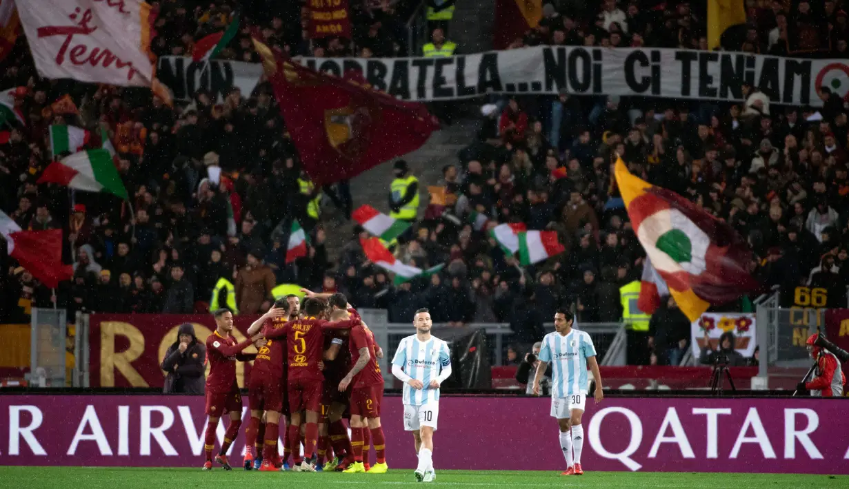 Pemain AS Roma saling berpelukan usai mencetak gol ke gawang Virtus Entella dalam Coppa Italia di Stadion Olimpico, Roma, Italia, Senin (14/1). Roma menang 4-0 dan melaju ke perempat final. (Maurizio Brambatti/ANSA via AP)