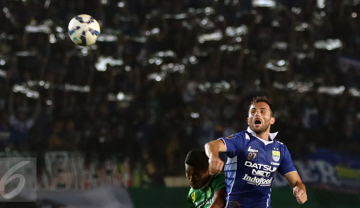 Penyerang Persib, Illia Spasojevic (kanan) berebut bola dengan pemain Persebaya United, Munhar di laga lanjutan Grup A Piala Presiden 2015 di Stadion Si Jalak Harupat, Bandung, Minggu (6/9/2015). Persib unggul 2-0. (Liputan6.com/Helmi Fithriansyah)
