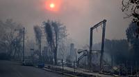 Kebakaran mulai terjadi pada Selasa (7/1/2025) waktu setempat. Api terus berkobar tanpa henti yang diperparah kencangnya hembusan angin dan cuaca kering. (AGUSTIN PAULLIER/AFP)