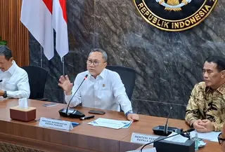 Menteri Koordinator Bidang Pangan, Zulkifli Hasan di Kantor Kemenko Pangan, Jakarta, Jumat (13/3/2026). (Foto: Liputan6.com/Arief RH)