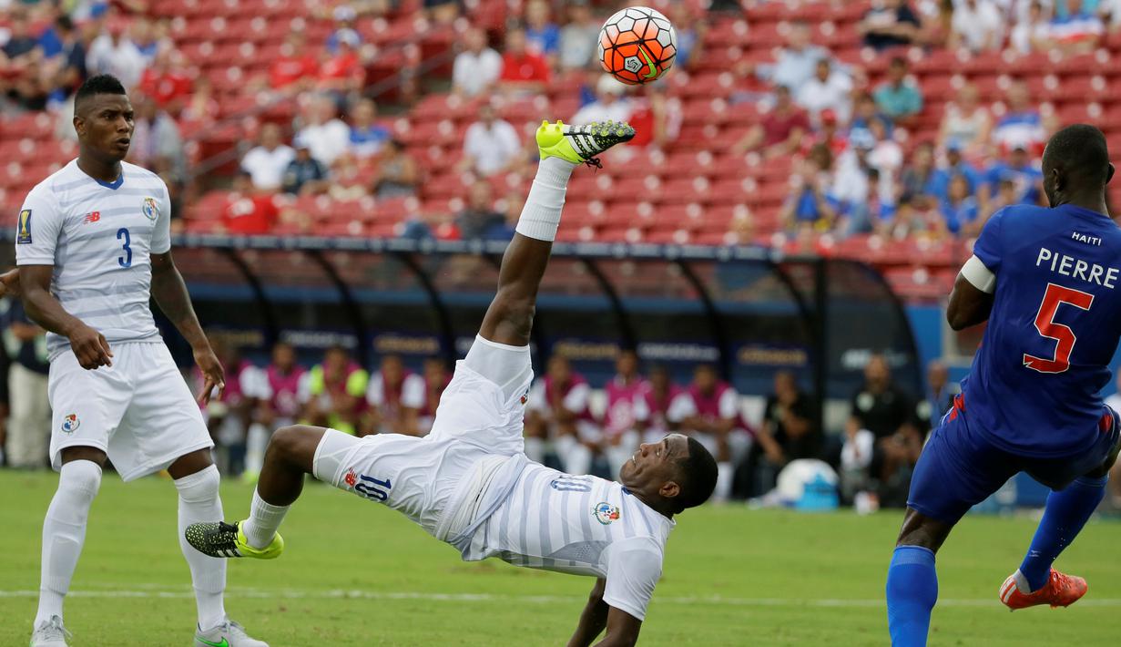 Striker Panama, Luis Tejada melakukan tendangan salto ke arah gawang Haiti dalam pertandingan Turnamen Piala Emas yang berlangsung di Frisco, Texas, AS. (7/7/2015). (AP Photo/LM Otero)