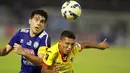 Pemain Sriwijaya FC Musafri (kanan) berebut bola dengan pemain Arema Cronus Fabiano pada laga semifinal Piala Presiden di Stadion Manahan, Solo, Minggu (11/10/2015). Sriwijaya menang 2-1. (Bola.com/Nicklas Hanoatubun).