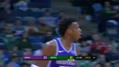 Giannis Antetokounmpo membawa Milwaukee Bucks bungkam Sacramento Kings dengan skor 109-104.