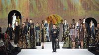 Desainer Denny Wirawan menggelar fashion show Batik Kudus bertajuk Wedari yang berarti taman bunga.
