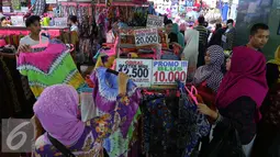Sejumlah pembeli saat memilih pakaian di pusat perbelanjaan Tanah Abang, Jakarta, Sabtu (25/6). Jelang lebaran banyak masyarakat yang sudah berburu kebutuhan pakaian baru. (Liputan6.com/Angga Yuniar)