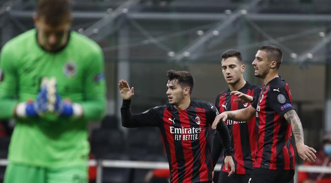 Gelandang AC Milan Brahim Diaz (21) bersama-sama rekan setimya merayakan golnya ke gawang Sparta Praha pada matchday kedua Grup H Liga Europa di Stadion San Siro, Jumat (30/10/2020) dini hari WIB. (Photo AP / Antonio Calanni)