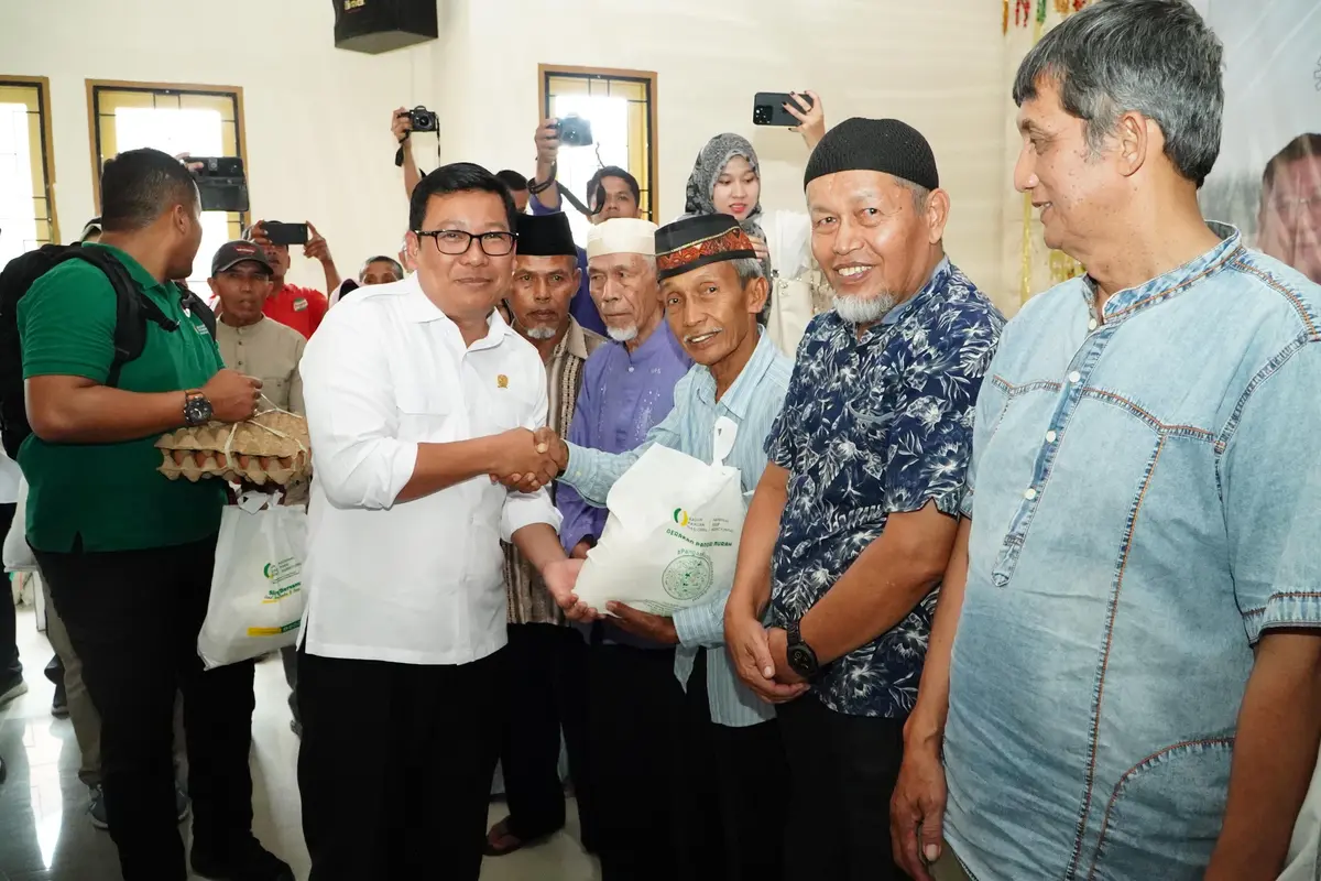 Kepala Badan Pangan Nasional (Bapanas) Arief Prasetyo Adi menyerahkan bantuan pangan kepada warga terdampak bencana. (Istimewa)