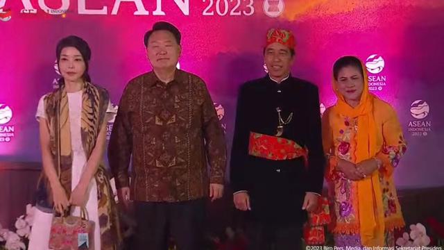 Presiden Jokowi dan Iriana saat menyambut delegasi KTT ASEAN di Hutan Kota by Plataran GBK