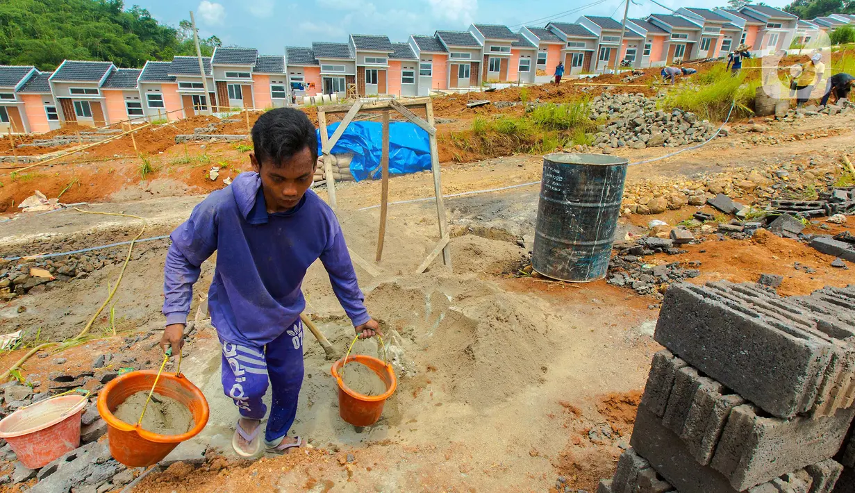 Pekerja menyelesaikan proyek pembangunan perumahan subsidi BTN di Kawasan Bogor, Jawa Barat, Jumat (18/2/2022). Bank yang fokus pada sektor perumahan ini mencatat penyaluran baru KPR Sejahtera mencapai 13.192 unit per Januari 2022. (Liputan6.com/Angga Yuniar)