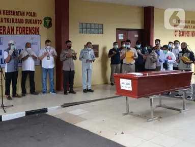 Pembacaan doa saat serah terima jenazah korban kecelakaan Sriwijaya Air SJ 182 kepada pihak keluarga di RS Polri, Jakarta, Kamis (14/1/2021). Jenazah atas nama Okky Bisma menjadi korban kecelakaan Sriwijaya Air SJ 182 pertama yang berhasil teridentifikasi oleh tim DVI. (merdeka.com/Imam Buhori)