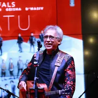 Single perdana yang dipilih sebagai andalan adalah lagu berjudul 'Abadi' ciptaan Iwan Fals yang juga dinyanyikan seluruh vokalis. Konser kolaborasi pun baru saja digelar demi memperkenalkan kolaborasi #SatuProject album 'Satu'. (Deki Prayoga/Bintang.com)