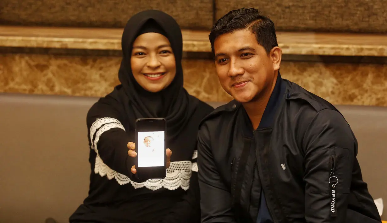 Tantri dan Ardi konferens pers setelah kelahiran anak kedua di Rumah Sakit Mayapada, Lebak Bulus, Jakarta Selatan, Sabtu (22/2/2020). (Adrian Putra/Fimela.com)