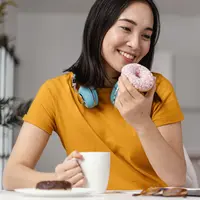 ilustrasi me-time sambil menyantap makanan manis/copyright freepik.com/freepik