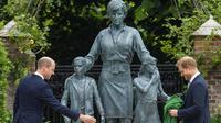 Pangeran William dan Pangeran Harry melihat patung Putri Diana di Taman Sunken, Istana Kensington, London, Inggris, Kamis (1/6/2021).  Patung Putri Diana yang dipesan oleh Pangeran William dan Pangeran Harry resmi ditampilkan ke publik pada Kamis (1/6/2021) kemarin. (Dominic Lipinski/Pool Photo via