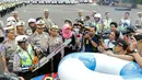 Polda Metro Jaya menggelar  apel kesiapan banjir di Mapolda Metro Jaya, Jakarta, Selasa (10/11). Petugas dibekali gergaji mesin, pompa dan ban karet sebagai pelampung untuk mengantisipasi pohon tumbang hingga genangan air. (Liputan6.com/Yoppy Renato)