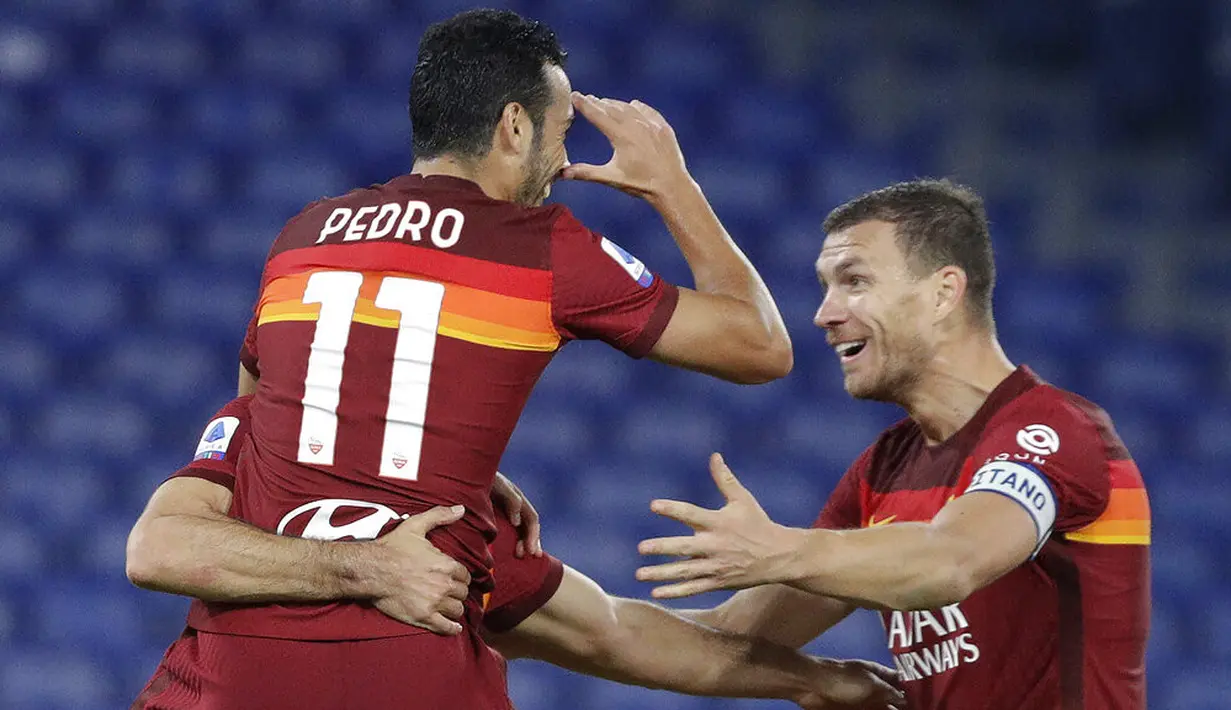 Pemain Roma Pedro (kiri depan) merayakan golnya ke gawang Fiorentina bersama rekan setimnya Jordan Veretout dan Edin Dzeko pada pertandingan Serie A Italia di Olympic Stadium, Roma, Italia, Minggu (1/11/2020). Roma menang 2-0. (AP Photo/Gregorio Borgia)