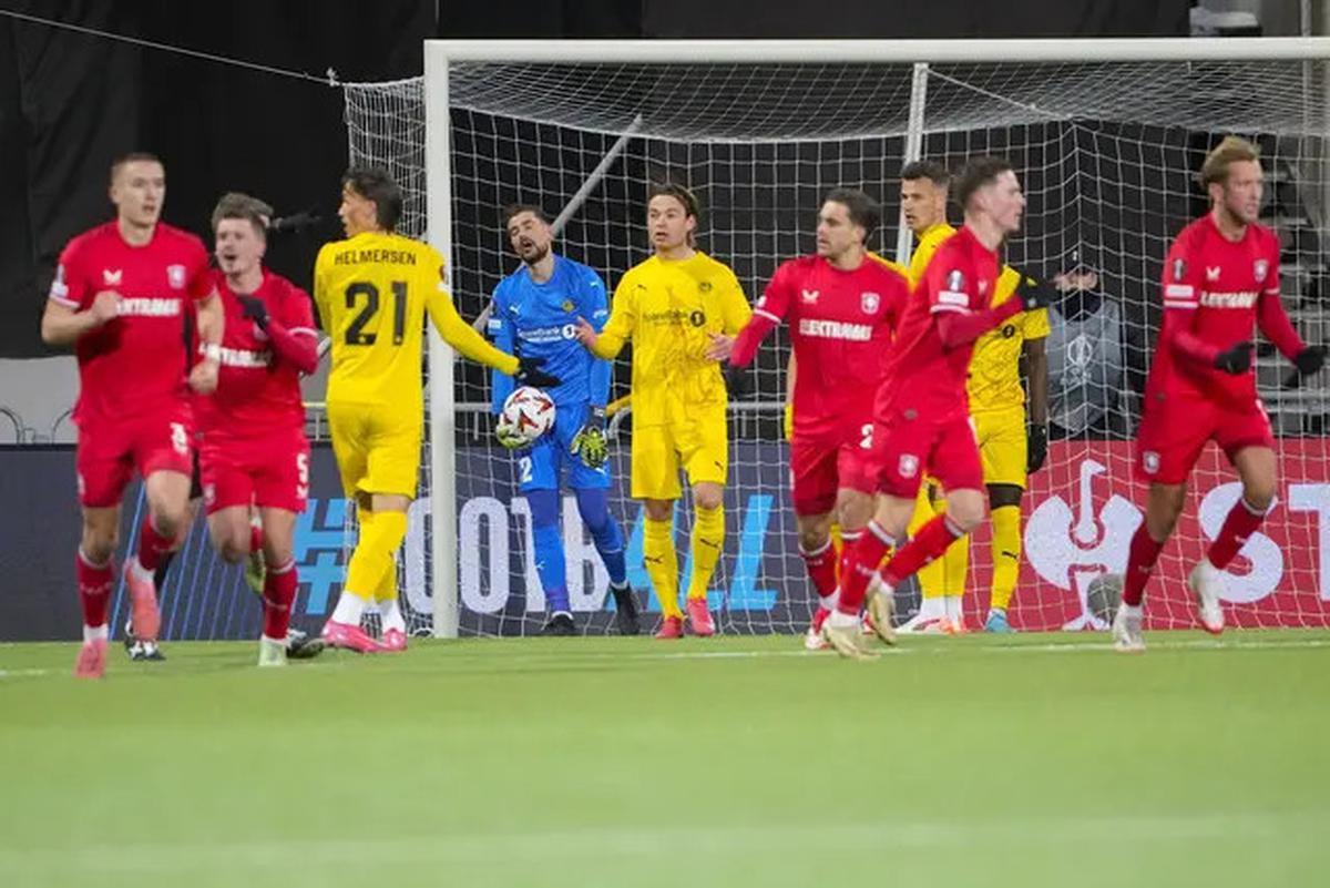 Mees Hilgers Cetak Gol Bunuh Diri, Twente Kalah Lewat Extra Time dan Tersingkir dari Liga Europa