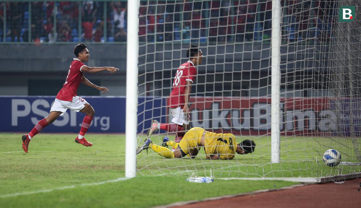 Pemain Timnas Indonesia U-19, Rabbani Tasnim (tengah) merayakan gol ketiga timnya saat matchday keempat Grup A Piala AFF U-19 2022 antara Timnas Filipina U-19 melawan Timnas Indonesia U-19 di Stadion Patriot Candrabhaga, Bekasi, Jawa Barat, Jumat (08/07/2022). (Bola.com/Bagaskara Lazuardi)