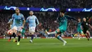 Winger Tottenham Hotspur, Son Heung-min mencetak gol ke gawang Manchester City pada leg kedua perempat final Liga Champions di Etihad Stadium, Rabu (17/4).  Tottenham Hotspur melaju ke semifinal Liga Champions meski kalah 3-4 atas City. (REUTERS/Phil Noble)