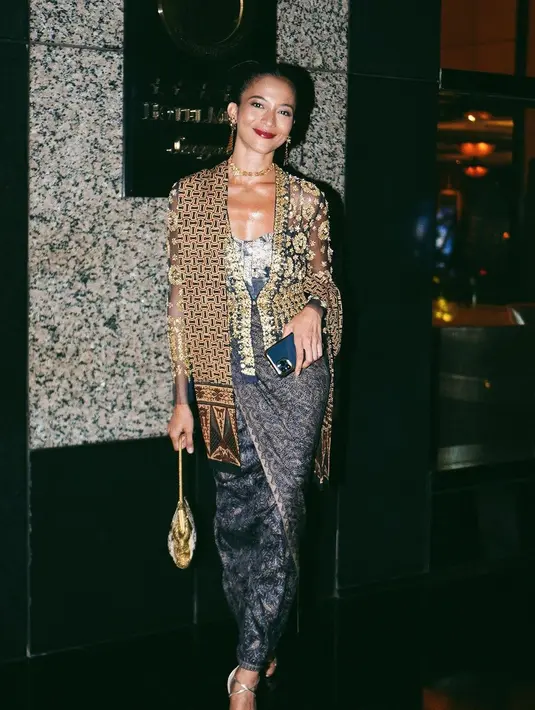 Padu padan menarik dari Putri Marino mengenakan kebaya dan rok dari kain batik. Kebaya biru super cantik dipadu nuansa keemasan, dipadu kain batik serasi sebagai bawahan. Foto: Instagram.