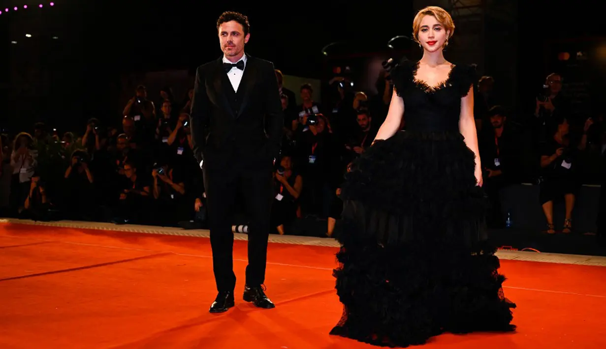 Aktor Amerika Serikat Casey Affleck dan aktris Amerika Serikat Caylee Cowan tiba pada pemutaran film 'Dreamin' Wild' di Venice Film Festival 2022 di Lido, Venesia, Italia, di Lido di Venezia di Venesia, Italia, 7 September 2022. Aktor berusia 47 itu terus dekat dengan pasangannya aktris berusia 24 tahun yang sedang naik daun. (Andreas SOLARO/AFP)