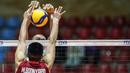 <p>Pemain Timnas Voli Putra Indonesia, Hernanda Zulfi (depan) dan pemain Thailand, Boonyarid Wongtorn saling berusaha menyeberangkan bola pada laga perebutan peringkat ke-9 AVC Senior Championship 2023 di Hall 2 Ghadir Arena, Urmia, Iran, Sabtu (26/8/2023). Indonesia menang 3-0 (25-21, 25-23, 25-21) atas Thailand. (AVCVolley)</p>