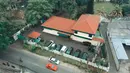 Berikut potret rumah artis kelahiran Tasik Malaya 76 tahun silam. Rumah dengan atap merah dan memiliki halaman yang sangat luas. Rumah dan studio ini dibagun di atas tanah seluas 5000 meter. [Youtube/AH]