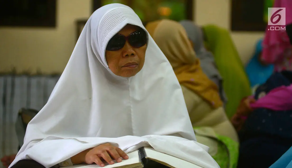 Penyadang tunanetra dari Ikatan Tunanetra Muslim Indonesia (ITMI) melakukan tadarus Alquran braile di Masjid Raya Cipinang Muara, Jakarta, Sabtu (2/6). Acara ini diikuti sejumlah provinsi di Indonesia. (Merdeka.com/Imam Buhori)