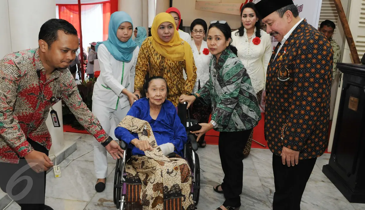 Menteri Sosial Khofifah Indar Parawansa tiba menghadiri peresmian 1000 cap tangan wanita pejuang 45 di gedung Joang, Jakarta, Jumat (15/12). 1000 cap telapak tangan tersebut dipamerkan untuk mengenang para wanita pejuang 45. (Liputan6.com/Helmi Afandi)