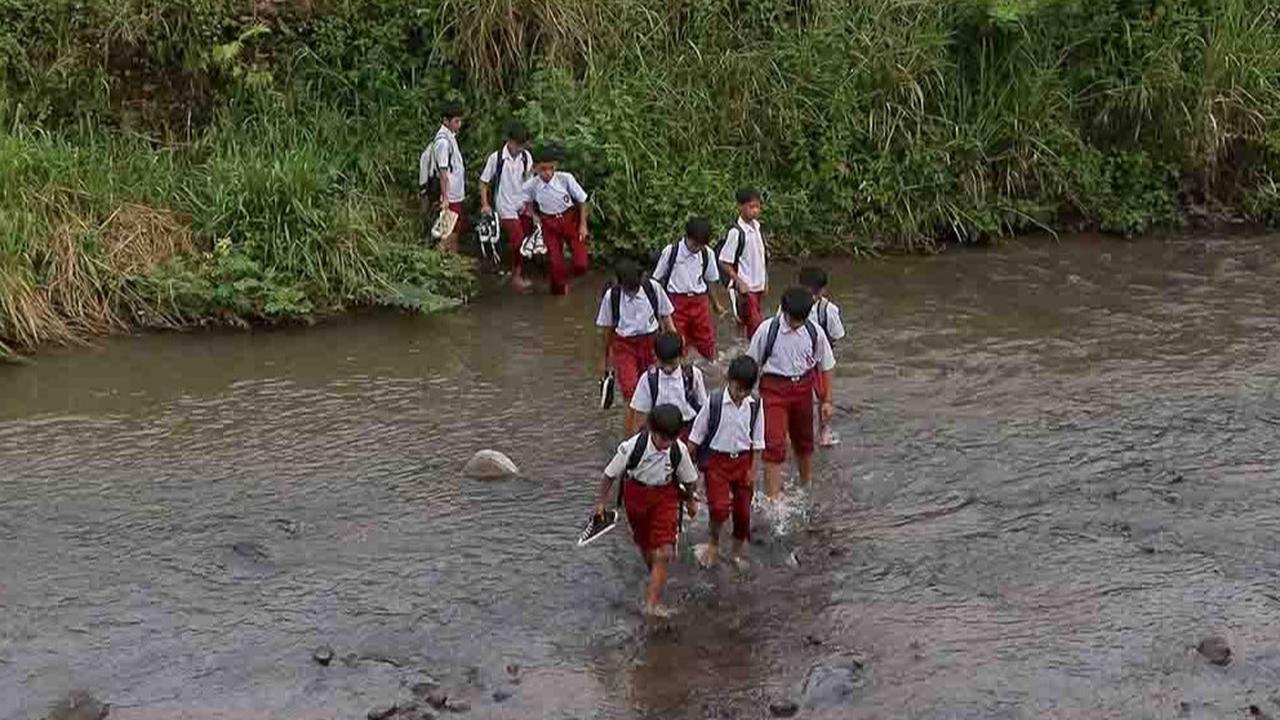 FOTO: Ketiadaan Jembatan  Penghubung Membuat Puluhan Siswa Menyeberang Sungai Menuju Sekolah di Dramaga Bogor