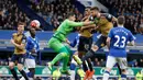 Striker Arsenal, Olivier Giroud, menyundul bola ke gawang Everton dalam laga Liga Inggris di Stadion Goodison Park, Sabtu (19/3/2016). (Reuters/Phil Noble)