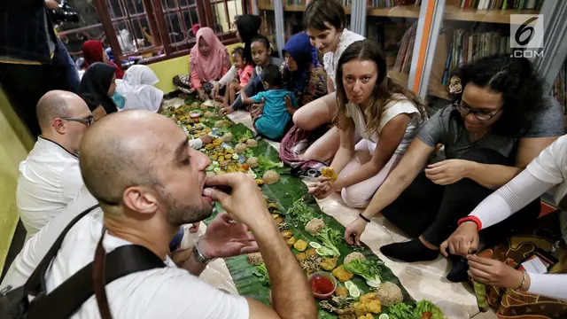 Bule Menikmati Makanan Nasi Liwet