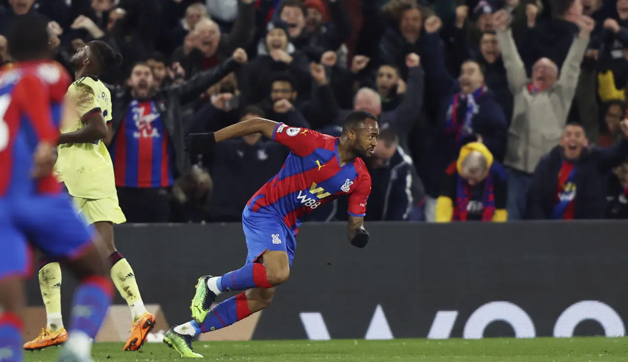 Crystal Palace berhasil menggandakan keunggulan delapan menit kemudian. Umpan terobos Andersen berhasil melewati pemain Arsenal dan diterima oleh Jordan Ayew yang ada di posisi matang. Ia kemudian menuntaskan bola dengan sepakan mendatar ke arah gawang. (AP/Ian Walton)