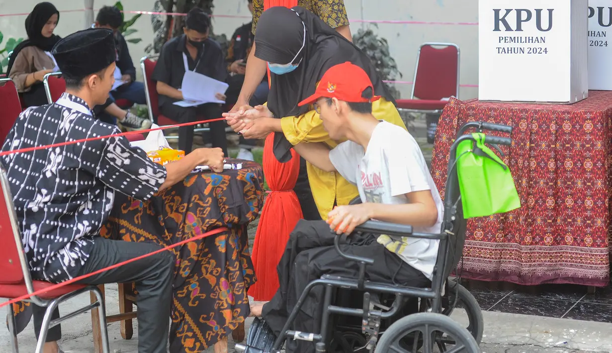 Pemilihan Kepala Daerah (Pilkada) menjadi pesta demokrasi kedua yang berlangsung di Indonesia pada tahun 2024, setelah sebelumnya, pada Februari lalu dilaksanakan Pemilihan Umum Legislatif dan Pemilihan Presiden/Wakil Presiden. (merdeka.com/Arie Basuki)