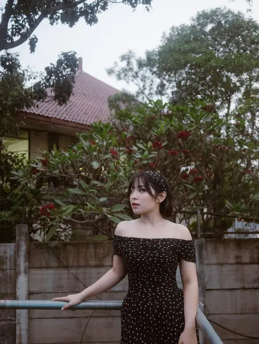 Penyanyi berusia 21 tahun itu tampil manglingi dengan rambut pendek berponi [@bernadyaribka]
