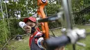 Pemanah dari tim provinsi Aceh menghadiri sesi latihan di sebuah stadion di Banda Aceh (2/9/2020). (AFP Photo/Chaideer Mahyuddin)