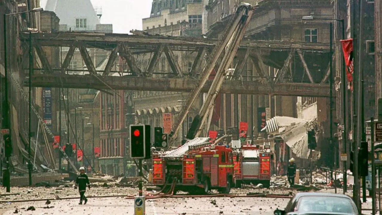Petugas pemadam kebakaran berjalan di tengah puing-puing di lokasi ledakan bom di pusat Manchester, 180 mil utara London, 15 Juni 1996. (AP)