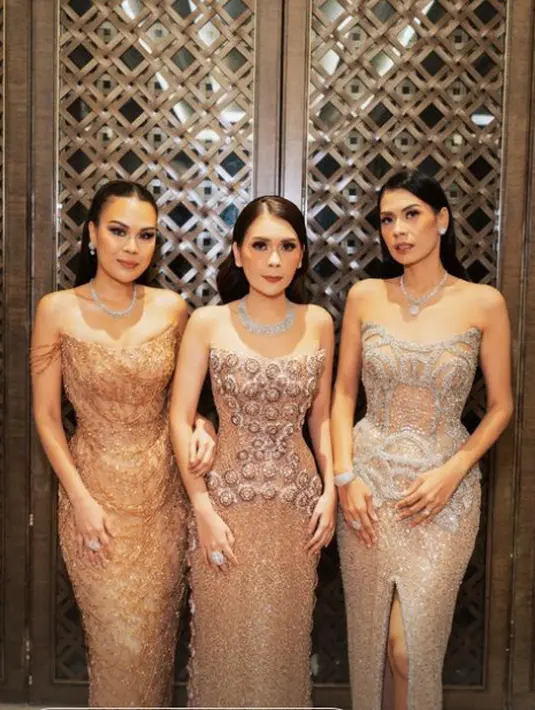 Ketiga kakak iparnya pun tak kalah cantik di dengan gaun dari Yogie Pratama [@nataliahasibuan]