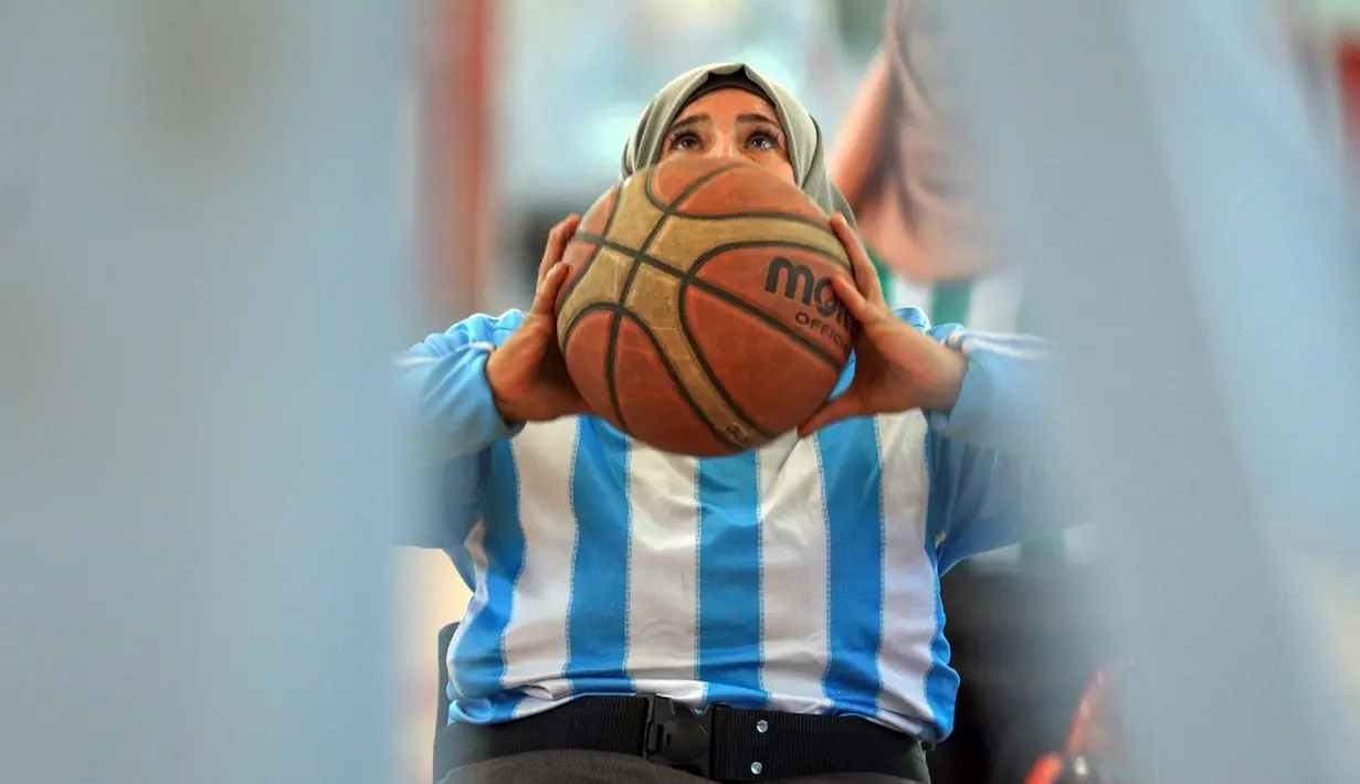 Wanita penyandang disabilitas mengambil bagian dalam kejuaraan bola basket kursi roda lokal di Sanaa, Yaman, 8 Desember 2019. Di Yaman yang dilanda konflik, sembilan tim termasuk lima kelompok wanita, berkompetisi dalam kejuaraan basket lokal untuk penyandang disabilitas. (MOHAMMED HUWAIS/AFP)