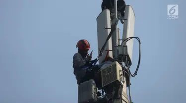 Teknisi melakukan pengecekan audit data jaringan 3G dan 4G pada tiang monopol di Jalan Diponegoro, Jakarta, Sabtu (24/8/2019). Fasilitas internet yang disediakan pemerintah memiliki koneksi jaringan 3G dan 4G. (merdeka.com/Imam Buhori)