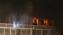 Suasana saat kobaran api melahap kantor Kedubes Arab Saudi di Teheran, Iran, Sabtu (2/1). Kebakaran terjadi lantaran kemarahan para demonstran kepada kerajaan Arab Saudi yang mengeksekusi mati ulama Syiah, Syeik Nimr al-Nimr. (REUTERS / Mehdi Ghasemi)