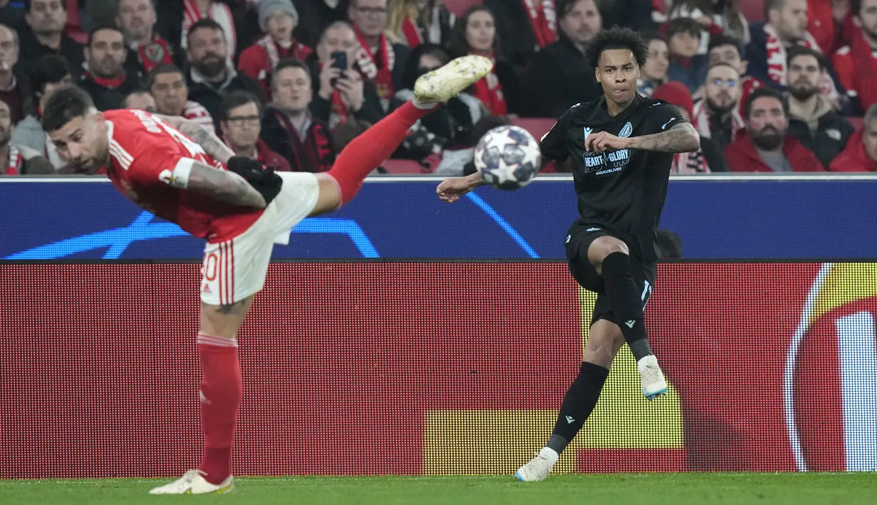 <p>Pemain Club Brugge, Tajon Buchanan melakukan tembakan dari kawalan bek Benfica, Nicolas Otamendi selama pertandingan babak 16 besar Liga Champions di stadion Luz di Lisbon, Portugal, Rabu (8/3/2023). Benfica menang telak atas Club Brugge 5-1 dengan agregat 7-1 sekaligus memastikan mereka lolos ke perempatfinal Liga Champions. (AP Photo/Armando Franca)</p>